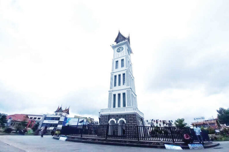 Pemko Bukittinggi Wisuda 72 Peserta Sekolah Keluarga Gemilang 2025 1 WISUDA— Pemko Bukittinggi menggelar Wisuda Sekolah Keluarga Gemilang Tahun 2025 sebagai penutup rangkaian pembelajaran bagi para peserta program tersebut. Kegiatan ini berlangsung di Gedung Tri Arga, Rabu (17/12), dan diikuti oleh puluhan orang tua yang telah menyelesaikan seluruh tahapan pembelajaran.