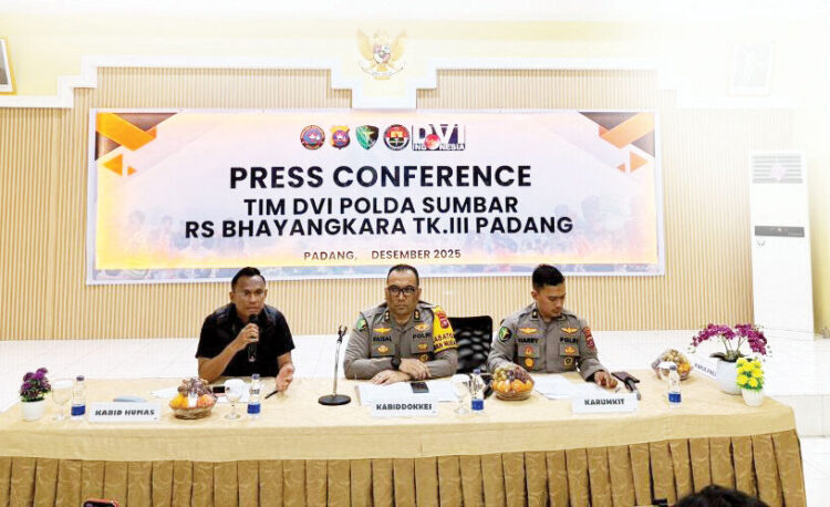 PAPARKAN— Plt Kabid Dokkes Polda Sumbar, AKBP dr Faisal bersama Ps Karumkit Bhayangkara TK III Padang, Kompol dr Hari Andromeda dan PS Kasubbid Penmas Kompol Omri memaparkan perkembangan proses identifikasi terhadap jenazah korban bencana.