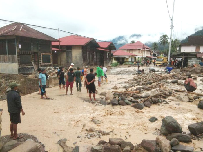 PUTUS TOTAL— Akses jalan provinsi ruas Lubuk Basung–Maninjau kembali terputus total menyusul banjir bandang susulan yang melanda kawasan Muaro Pisang, Jorong Pasar, Nagari Maninjau, Kecamatan Tanjung Raya, Kabupaten Agam, Minggu (28/12).