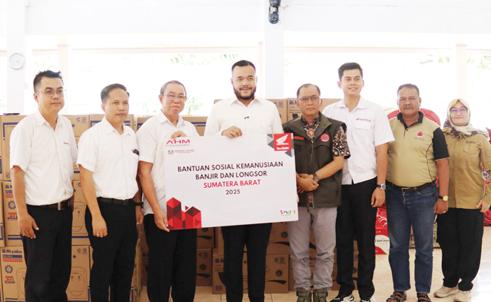 BANTUAN KEMANUSIAAN— Pimpinan PT Menara Agung menyerahkan bantuan kemanusiaan untuk korban bencana di Kota Padang, kepada Wali Kota Fadly Amran, di Posko Palanta Rumah Dinas Wali Kota Padang.