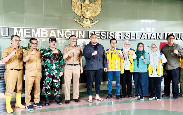 DUKUNGAN ANGGARAN— Wakil Ketua Komisi VI DPR RI Andre Rosiade, saat mengunjungi Pessel untuk menyerap aspirasi daerah sekaligus memastikan kebutuhan penanganan pascabanjir bandang tersalurkan ke pemerintah pusat.