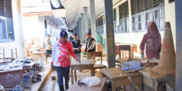 ASN Pemko Padang Goro Bersihkan Lumpur di SMAN 12 9 ASN Pemko Padang Goro Bersihkan Lumpur di SMAN 12