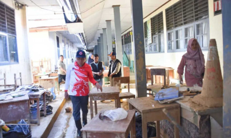 ASN Pemko Padang Goro Bersihkan Lumpur di SMAN 12 1 ASN Pemko Goro Bersihkan Lumpur di SMAN 12