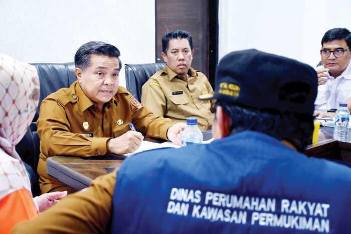 Agam Usulkan Bangun Huntara dan Sewa Rumah ke BNPB untuk Korban Terdampak Bencana 1 ZOOM MEETING— Bupati Agam, Benni Warlis mengikuti zoom meeting bersama BNPB membahas rencana pembangunan Hunian Sementara (Huntara) bagi korban bencana.