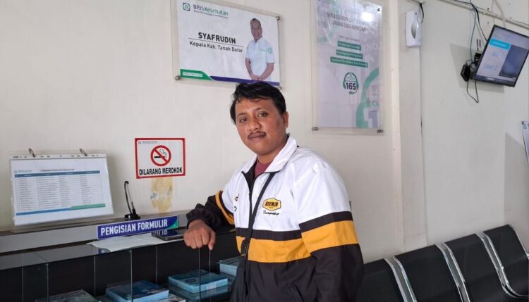 BERSYUKUR—Aldi Ilham, seorang petani di Tanah Datar bersyukur jadi bagian program JKN.