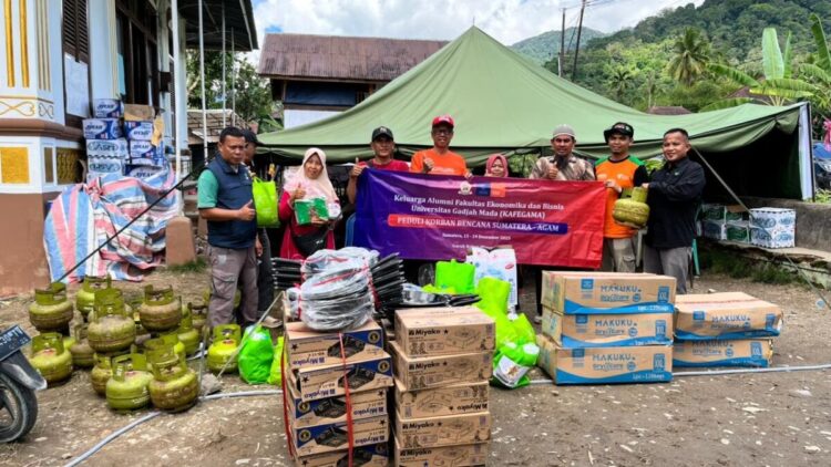 DONASI KEMANUSIAAN— Keluarga Alumni Fakultas Ekonomik dan Bisnis Universitas Gadjah Mada (KAFEGAMA) melalui program KAFEGAMA Peduli menyalurkan donasi kemanusiaan senilai Rp200 juta bagi para penyintas banjir dan tanah longsor di Ranah Minang.