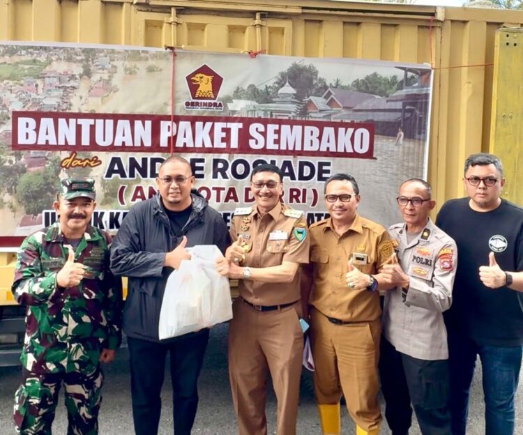 PAKET SEMBAKO— Wakil Ketua Komisi VI DPR RI, Andre Rosiade, kembali menunjukkan kepedulian nyata terhadap masyarakat Kabupaten Pesisir Selatan (Pessel) yang terdampak bencana banjir dan galodo (banjir bandang), di kantor Bupati Pesisir Selatan, Painan, Selasa (16/12).