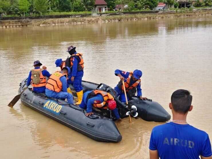 Anak 11 Tahun Hanyut di Batang Anai, Arus Deras dan Material Banjir Bandang Persulit Pencarian 1 PENCARIAN KORBAN— Petugas gabungan melakukan pencarian anak berusia 11 tahun yang dilaporkan hanyut di aliran sungai Batang Anai, tepatnya di sekitar Jembatan Lakuak, Pasar Usang, Kabupaten Padang Pariaman, Jumat (12/12).