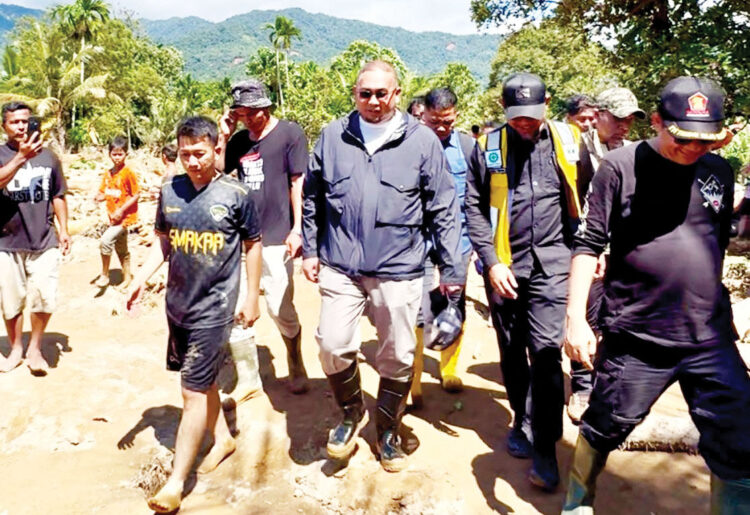 TINJAU ALIRAN SUNGAI— Wakil Ketua Komisi VI DPR RI Andre Rosiade saat meninjau aliran Sungai Guo, Kuranji, Kota Padang, bersama Anggota DPRD Padang Dapil 2 Kuranji, Wahyu Hidayat, Sabtu (28/11). Dalam esempatan tersebut, Andre mengerahkan alat berat untuk menormalisasi aliran Sungai yang masih menyimpang dan berpotensi kembali mengarah ke permukiman warga.