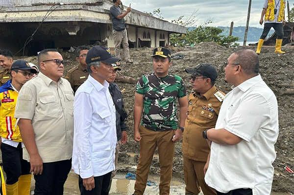 Andre Rosiade Dampingi Menteri PU Tinjau Malalo-Sumpur, Janjikan Percepatan Rekonstruksi Pascabanjir Bandang 1 KUNJUNGI MALALO-SUMPUR— Wakil Ketua Komisi VI DPR RI Andre Rosiade bersama Menteri PU Dody Hanggodo, melihat langsung dampak banjir bandang di Nagari Guguak Malalo dan Sumpur Kecamatan Batipuh Selatan, Kabupaten Tanah Datar, Senin (8/12).