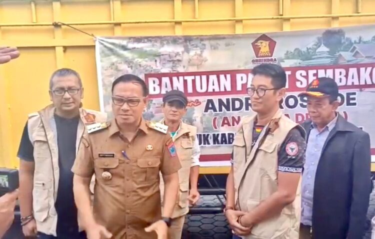 SALURKAN PAKET BANTUAN— Wakil Ketua Komisi VI DPR RI, Andre Rosiade yang diwakili oleh Ketua Fraksi Partai Gerindra DPRD Kota Padang, Wahyu Hidayat, melepas keberangkatan bantuan seberat 12 ton untuk korban banjir di Mentawai, melalui kapal dari Dermaga Bungus Teluk Kabung, Kota Padang, pada Selasa (21/12).