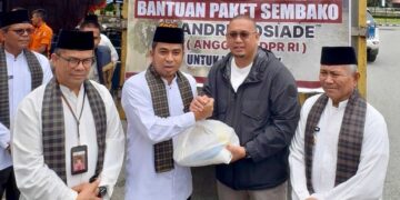 Andre Rosiade Serahkan 1.500 Paket Sembako untuk Masyarakat Kota Solok Terdampak Banjir Bandang 11 Andre Rosiade Serahkan 1.500 Paket Sembako untuk Masyarakat Kota Solok Terdampak Banjir Bandang
