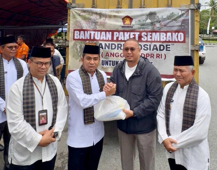 SERAHKAN BANTUAN— Wakil Ketua Komisi VI DPR RI Andre Rosiade, kembali menunjukkan kepeduliannya kepada masyarakat dengan menyerahkan bantuan sebanyak 1.500 paket sembako kepada Pemerintah Kota Solok, Senin (15/12).