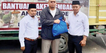 Andre Rosiade Serahkan 5.000 Paket Sembako untuk Korban Bencana Banjir Bandang Kabupaten Solok