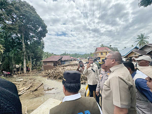 Penanganan Bencana di Agam, Andre Rosiade Bantu Empat Ekskavator dan 60 Genset 1 TINJAU LOKASI BENCANA— Wakil Ketua Komisi VI DPR RI, Andre Rosiade, saat meninjau lokasi bencana di Salareh Aia, Kecamatan Palembayan, Rabu (3/12).