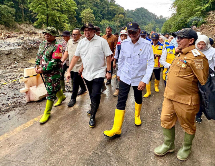 Andre Rosiade dan Menteri PU Dody Hanggodo Tinjau Perbaikan Jalur Lembah Anai, Jalan Tol dan Terowongan jadi Solusi 1 PERBAIKAN JALUR LEMBAH ANAI— Wakil Ketua Komisi VI DPR RI Andre Rosiade bersama Menteri PU Dody Hanggodo, didampingi Wagub Sumbar Vasko Ruseimy, dan Bupati Tanah Datar Eka Putra, meninjau lokasi perbaikan pascabencana di Lembah Anai.