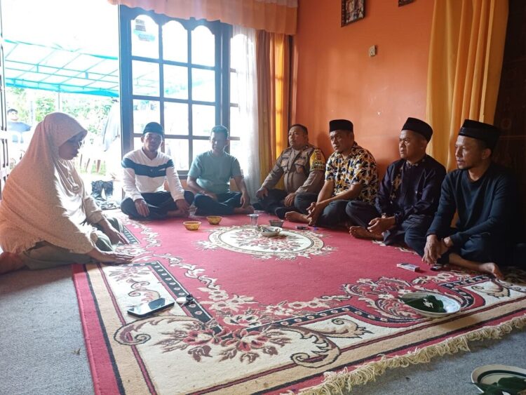 MELAYAT— Anggota DPRD Lima Puluh Kota M.Fajar Rillah Vesky saat melayat kerumah duka