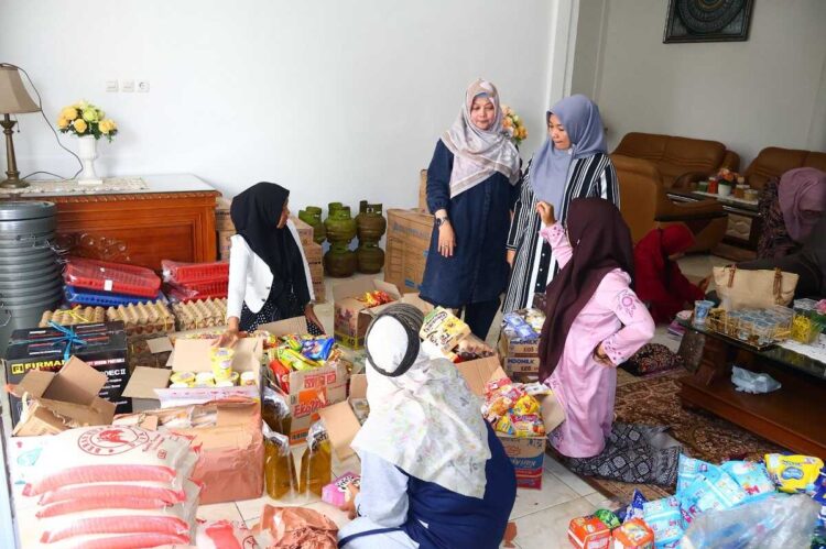 SALURKAN BANTUAN— Anggota GOW Kota Payakumbuh menyusun sembako yang akan diantarkan langsung kepada korban bencana.