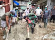 Anggota Kodim 0311/ Pessel Bantu Korban Banjirdi Bayu
