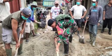 Anggota Kodim 0311/ Pessel Bantu Korban Banjirdi Bayu 9 Anggota Kodim 0311/ Pessel Bantu Korban Banjirdi Bayu
