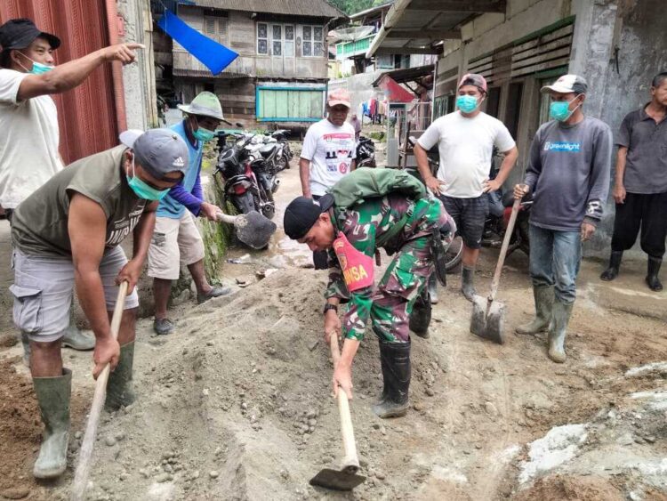 Anggota Kodim 0311/ Pessel Bantu Korban Banjirdi Bayu 1 Angkat Skop Anggota Kodim 0311