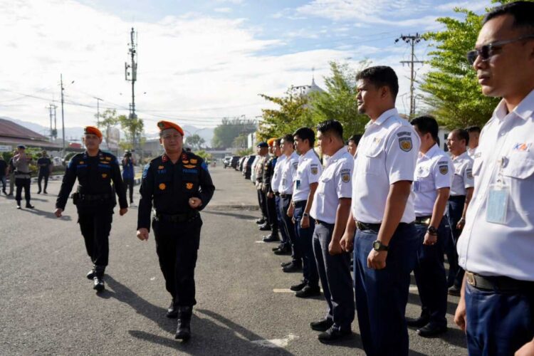 APEL PASUKAN— PT KAI (Persero) Divre II Sumbar melakukan Apel Gelar Pasukan Posko Nataru, di Halaman Parkir Stasiun Padang, Kamis (18/12). Apel ini menandai kesiapan KAI Divre II Sumbar dalam mengawal mobilitas masyarakat pada periode libur akhir tahun dengan tingkat pergerakan yang tinggi.