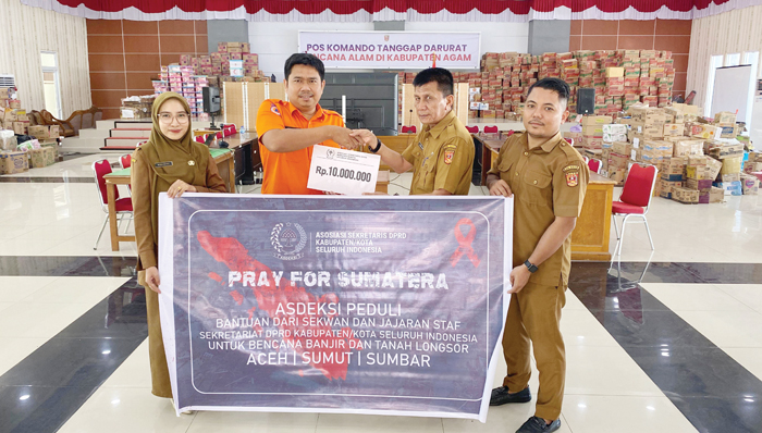 BANTUAN— ASDEKSI menyalurkan bantuan kemanusiaan bagi masyarakat terdampak bencana banjir dan longsor di Kabupaten Agam. Bantuan ini merupakan wujud kepedulian dan solidaritas antar daerah dalam menghadapi bencana alam