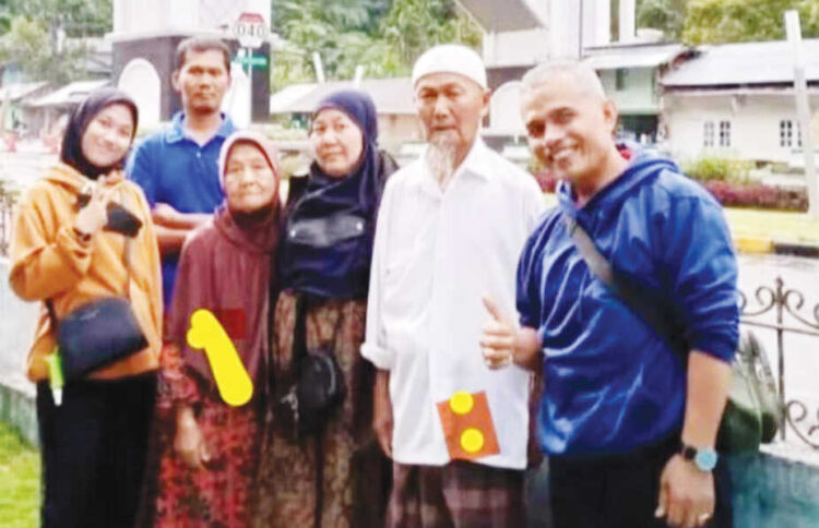 Ayah dan Galodo di Jembatan Kembar Padangpanjang 1 Dari kanan ke kiri. Yunandi, Ayah Menan Idris, Yesi, Etek Ijuieh, Eli, Darman