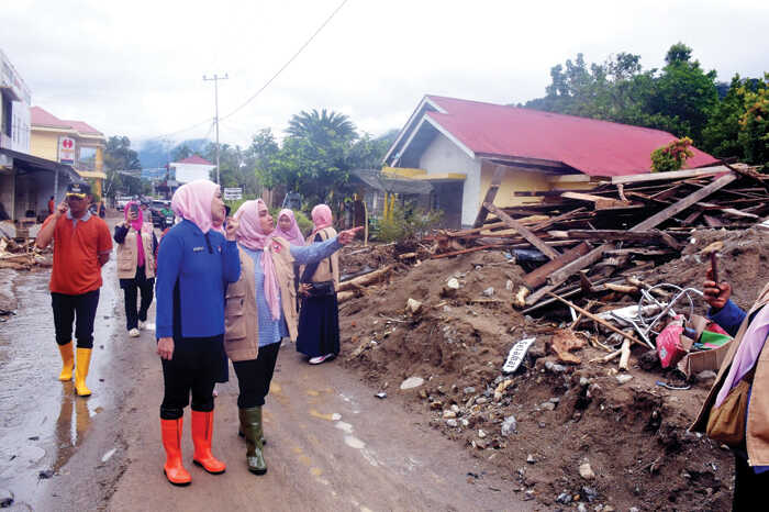 BKOW Sumbar dan GOW Agam Sambangi Warga Terdampak Bencana di Tanjung Raya 1 TINJAU— Ketua GOW Kabupaten Agam, Ny Maya Iqbal, dampingi Ketua BKOW Sumbar, Ny Dianita Maulin Vasko, meninjau langsung kondisi warga terdampak bencana di Jorong Arikia, Nagari Dalko, serta Jorong Bancah, Nagari Maninjau, Kecamatan Tanjung Raya, Selasa (9/12).