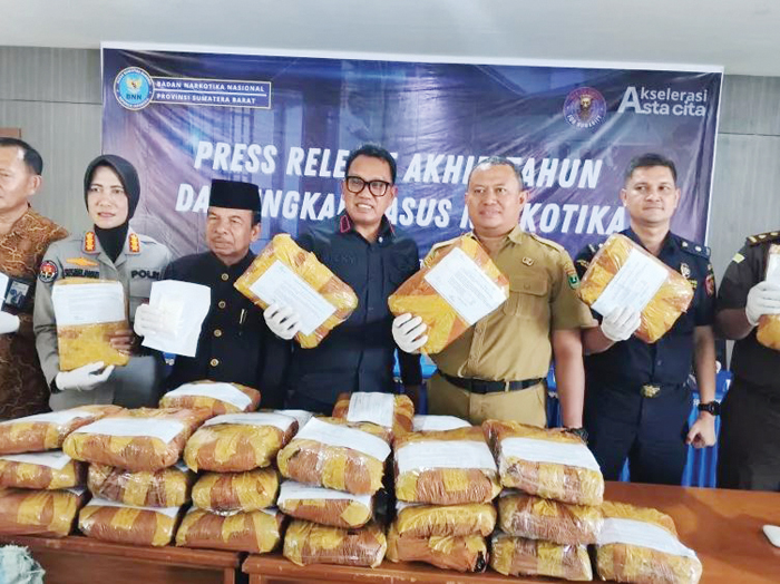 KONFERENSI PERS— BNNP Sumbar menggelar konferensi pers pengungkapan kasus yang dilakukan oleh BNNP Sumbar sepanjang tahun 2025, Selasa (23/12).