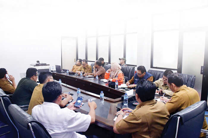 Pengungsi Tak Boleh Lama di Posko, BNPB Dorong Agam Percepat Penyiapan Huntara 1 RAPAT KOORDINASI— BNPB menggelar rakor untuk membahas percepatan penanganan pengungsi korban bencana di Kabupaten Agam. Pembahasan tersebut dilaksanakan melalui rapat daring (Zoom Meeting) yang diikuti Pemerintah Kabupaten Agam dari Ruang Rapat Bupati Agam, Lubuk Basung, Selasa (9/12).