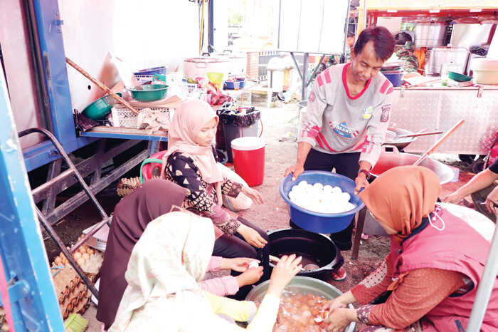 BNPB Pastikan Kebutuhan Logistik dan Layanan Dapur Umum di Palembayan Kabupaten Agam Terpenuhi 1 GORO DAPUR UMUM— Gotong royong warga di dapur umum posko lapangan Kantor Wali Nagari Salareh Aia Utara, Kecamatan Palembayan, Kabupaten Agam, Selasa (9/12).