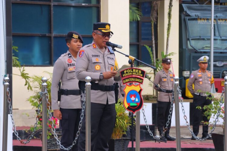 Operasi Lilin 2025 di Polres Pessel, Amankan Perayaan Ibadah, Keamanan dan Lalin 1 APEL PASUKAN— Kapolres Pessel AKBP. Derry Indra, memimpin upacara Apel Gelar Pasukan Operasi Lilin Tahun 2025, Jumat (19/12) di halaman Mapolres Pessel.