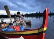 Babinter Pos TNI AL Air Bangis, Bantu Penyaluran Bantuan Korban Banjir ke Daerah Terisolir
