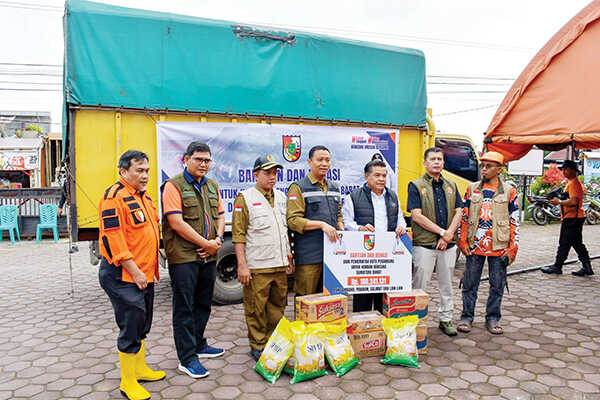 Bantuan Kemanusiaan dari Kota Pekanbaru, Bupati Agam Ungkap Syukur 1 BANTUAN KORBAN BANJIR— Bupati Agam, Benni Warlis menerima bantuan untuk korban bencana banjir bandang dari Pemko Pekanbaru yang diserahkan langsung oleh Wawako H. Markarius Anwar, S.T., M.Arch.
