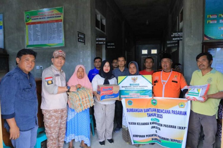 IKKP Jakarta dan Jawa Barat, Serahkan Bantuan Bencana kepada Pemkab Pasaman 1 SALURKAN BANTUAN—Sekretaris Daerah Pasaman Yudesri menerima bantuan dari para perantau yang tergabung dalam Ikatan Keluarga Kabupaten Pasaman (IKKP) di Jakarta dan Jawa Barat..