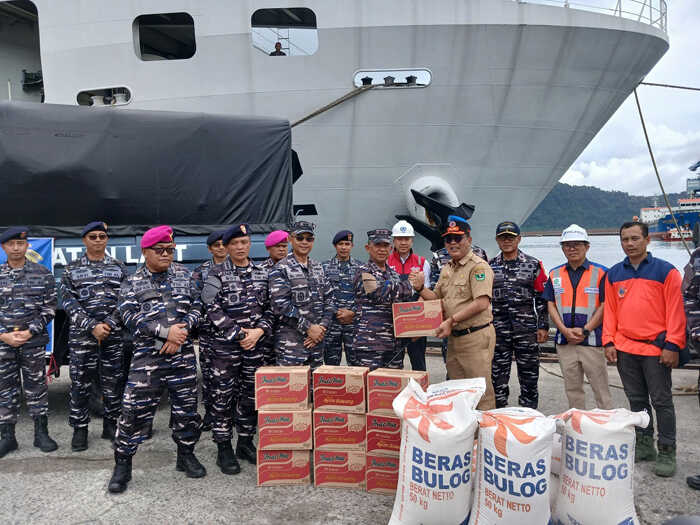 Jelajah Tiga Provinsi Terdampak Bencana, Kapal Rumah Sakit TNI AL Dikerahkan dalam Operasi Kemanusian 1 SERAHKAN BANTUAN— Dankodaeral II Laksamana Muda TNI Sarimpunan Tanjung menyerahkan bantuan kepada kepala Badan Penanggulangan Bencana Daerah Provinsi Sumbar secara simbolis.