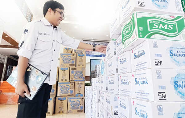 Bantuan Tidak Boleh Menumpuk di Posko, Salurkan! 1 POSKO BANTUAN UTAMA— Bantuan-bantuan terus mengalir dan masuk di Posko Bantuan Utama Palanta Rumah Dinas Walikota Padang Jl. A Yani. Wako Fadly Amran menegaskan jika seluruh bantuan terus disalurkan setiap hari ke seluruh titik-titik lokasi dan tidak dibiarkan menumpuk di posko.