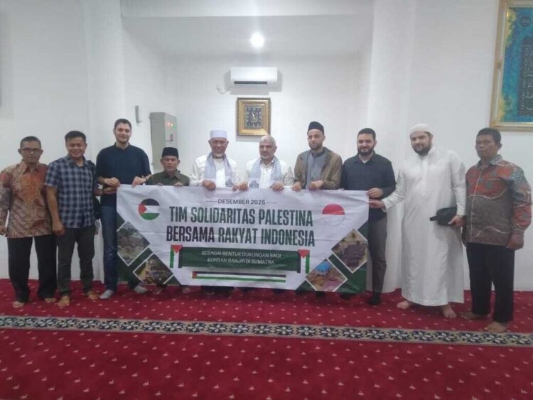 Menyentuh Hati, Warga Palestina Kirim Bantuan untuk Korban Banjir Sumbar 1 TERIMA BANTUAN— Gubernur Mahyeldi Ansharullah, menerima bantuan dari Tim Solidaritas Palestina Bersama Rakyat Indonesia untuk korban banjir di Sumatera, khususnya di Sumbar.
