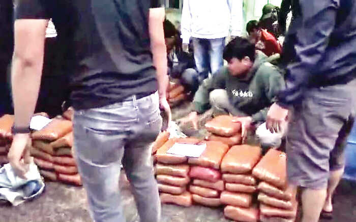 Hiace Pembawa Ganja Dicegat di Palupuh, BNNP Sumbar Gagalkan Peredaran 100 Paket Ganja, Tiga Tersangka Dibekuk 1 PEREDARAN GANJA— BNNP Sumbar kembali berhasil menggagalkan upaya peredaran gelap narkotika jenis ganja. Dalam operasi yang dilakukan pada Rabu (17/12) pagi, petugas menangkap tiga pria yang diduga terlibat dalam jaringan pengedar ganja di Jalan Lintas Bukittinggi–Medan, tepatnya di Jorong Batang Palupuh, Nagari Koto Rantang, Kecamatan Palupuh, Kabupaten Agam.