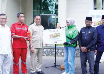 PROGRAM GRATIS— Badan Amil Zakat Nasional (BazNas) melaksanakan program service dan ganti oli gratis. Kegiatan ini, diresmikan oleh Walikota Bukittinggi, di halaman balai kota, Selasa (2/12).