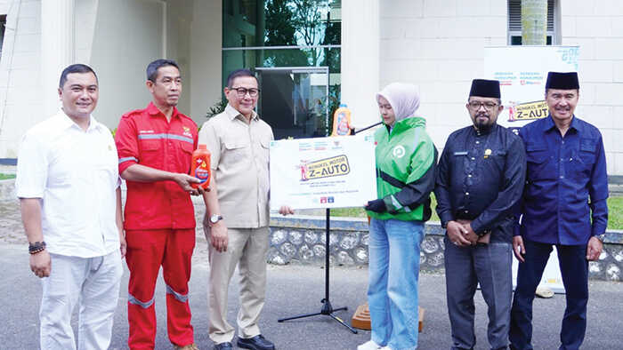 Baznas Bukittinggi Gelar Service dan Ganti Oli Gratis untuk 200 Driver Ojol 1 PROGRAM GRATIS— Badan Amil Zakat Nasional (BazNas) melaksanakan program service dan ganti oli gratis. Kegiatan ini, diresmikan oleh Walikota Bukittinggi, di halaman balai kota, Selasa (2/12).