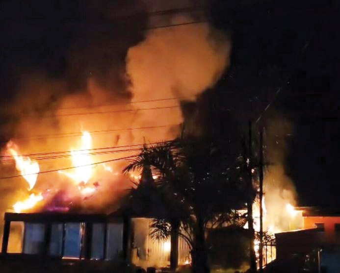 TERBAKAR— Sebuah bangunan bekas Kantor Wali Nagari Tanjung Betung, Kecamatan Rao Selatan, Kabupaten Pasaman, dilalap si jago merah pada Kamis (25/12) dini hari. Kebakaran tersebut terjadi saat sebagian besar warga masih terlelap tidur.