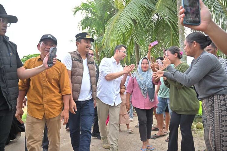 Wagub Sumbar Dampingi Utusan Khusus Presiden, Raffi Ahmad Kunjungi WargaTerdampak Bencana di Pasie Laweh 1 SALAMI KORBAN— Utusan Khusus Presiden Republik Indonesia, Raffi Ahmad, saat salami korban bencana di Nagari Pasie Laweh, Kecamatan Lubuak Alung, Kabupaten Padang Pariaman, Minggu (14/12).