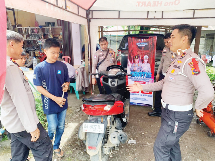 SERVIS GRATIS— Polres Agam bersama Ditlantas Polda Sumbar menggandeng Honda menggelar layanan servis gratis bagi kendaraan roda dua merek Honda milik warga terdampak bencana banjir.