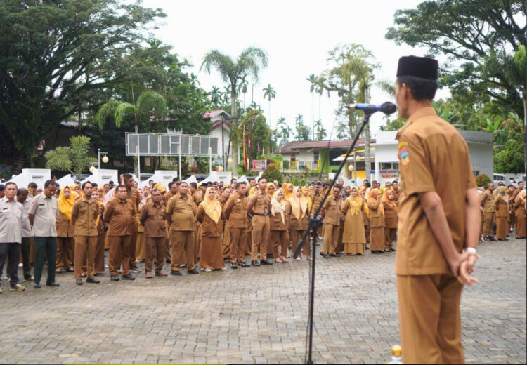 ARAHAN— Wakil Bupati Solok Selatan H. Yulian Efi memberikan arahan saat Apel Gabungan ASN di Lingkungan Pemerintah Kabupaten Solok Selatan, Senin (29/12).