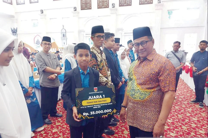 BONUS— Pemko Bukittinggi memberikan bonus dengan total Rp1 miliar untuk kafilah kota Bukittinggi yang berhasil meraih peringkat ketiga pada MTQ Nasional ke-41 tingkat Provinsi Sumatera Barat.