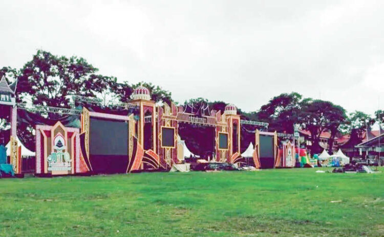 Bukittinggi Siap Gelar MTQ Sumbar ke-41, Menteri Agama Hadir Buka Acara 1 DIKEBUT— Persiapan venue MTQ Nasional ke-41 tingkat Sumbar di Bukittinggi terus dikebut menjelang dibuka secara resmi oleh Menag RI, Nasaruddin Umar, Sabtu (13/12) malam di Lapangan Kantin.