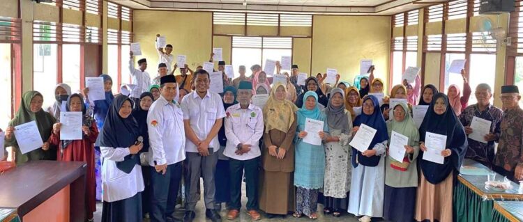 66 Lembaga Keagamaan Terima Rp294,7 Juta, Bukti Pokir DPRD Untuk Situjuah Tidak Dihapus 1 TERIMA BANTUAN—Pengurus lembaga keagamaan di Situjuah Limo Nagari, foto dengan anggota DPRD M. Fajar Rillah Vesky, Kepala KUA Mitra dan penyuluh agama, sebelum menerima bantuan dari pemda yang bersumber dari pokir DPRD. (DOK KUA Situjuah Limo Nagari).