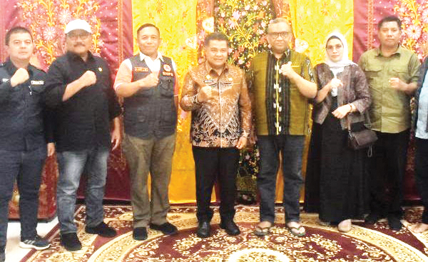 SAMBUT— Bupati Agam, Benni Warlis, bersama Sekda Mhd. Lutfi, menyambut kedatangan Wamenaker RI, Afriansyah Noor, beserta istri, Ny. Lin Nurhayani, di Rumah Dinas Bupati Agam, Lubuk Basung, Kamis (25/12).